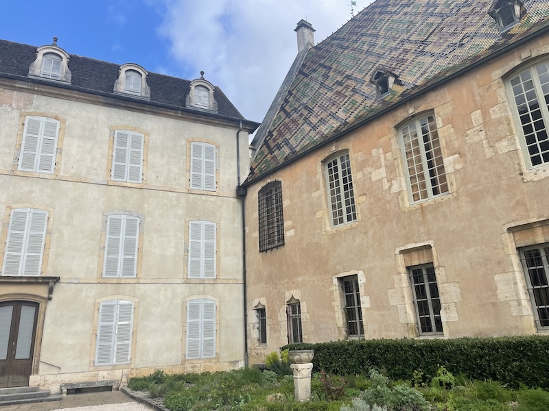 Inside the Hôtel-Dieu in Beaune — where 15th-century Gothic grandeur meets a real-life medieval love story. Nicolas Rolin and Guigone de Salins didn’t just build a hospital—they built a legacy of compassion, beauty, and Burgundy wine. (Relationship goals, TBH.)