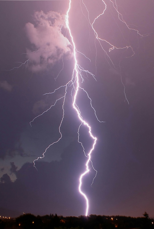 Lightning bolts in a dramatic sky — symbolic of Uranus in Gemini’s electric mental energy, sudden breakthroughs, and radical ideas from 2025 to 2033. Photo by Melody P on Unsplash.