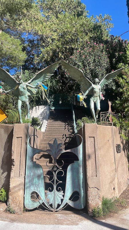 Wandering through Bisbee’s streets feels like paging through a visual diary — faded paint, fresh murals, and the kind of soul you can’t fake.