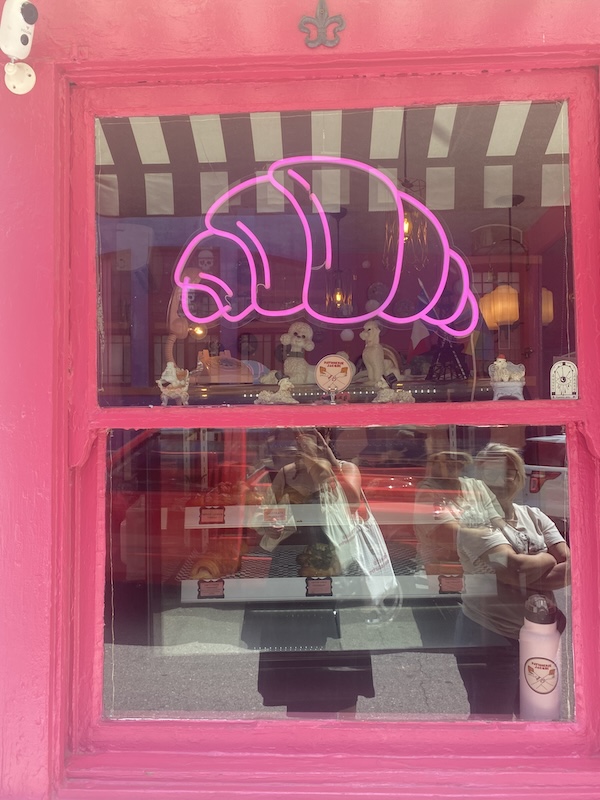 Some places deserve their own love letter — Patisserie Jacqui in Bisbee, Arizona is one of them. Think Paris-level croissants, desert light, and locals waiting patiently under that chic striped awning.