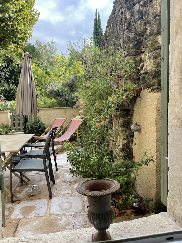 French countryside garden in Saint-Rémy with lush greenery and relaxed luxury atmosphere
